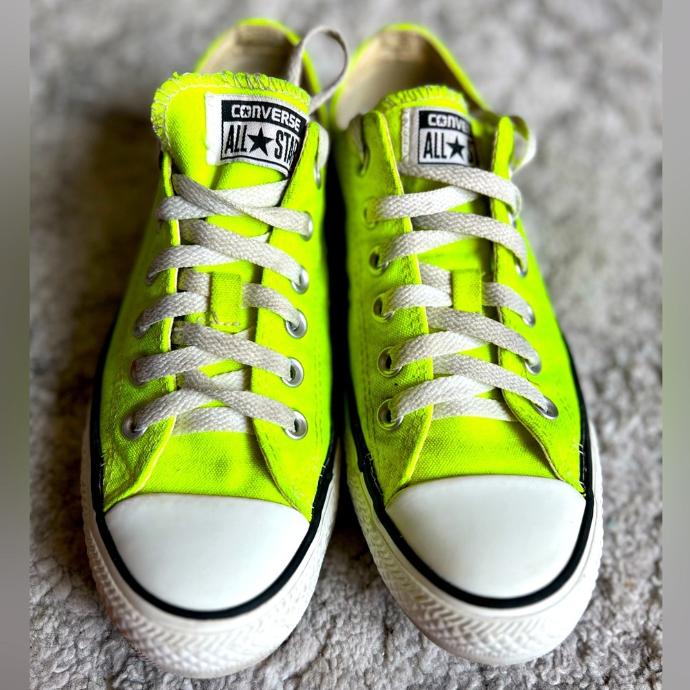 Neon Low Chuck